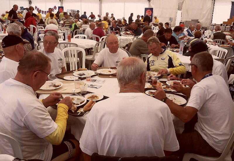 2011-08-26 20 Rando Plouay Tous a table.jpg